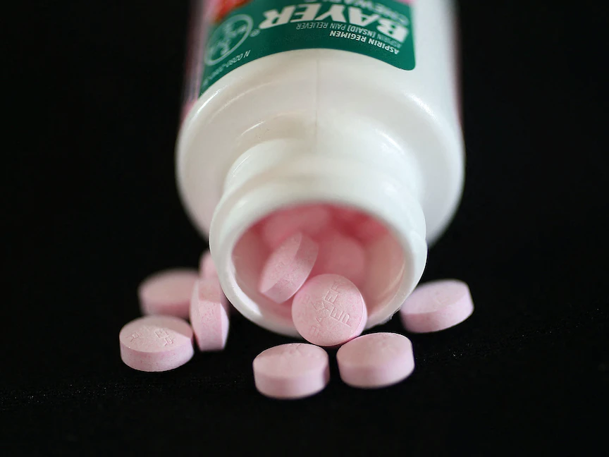 قارورة من عقار الأسبرين عيار 81 ميلليجرام في ولاية ميامي الأميركية - 11 أبريل 2016 - AFP