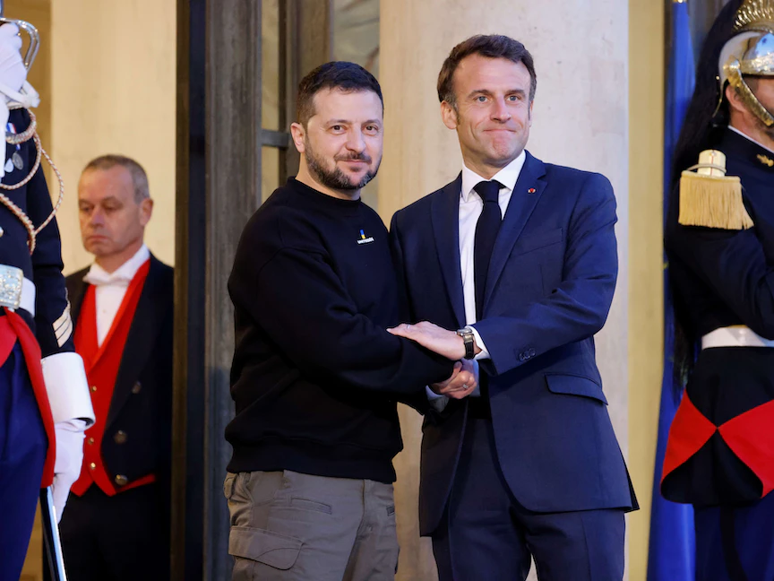 الرئيس الفرنسي إيمانويل ماكرون خلال استقباله نظيره الأوكراني فولوديمير زيلينسكي في قصر الإليزيه بباريس، 14 مايو 2023 - AFP