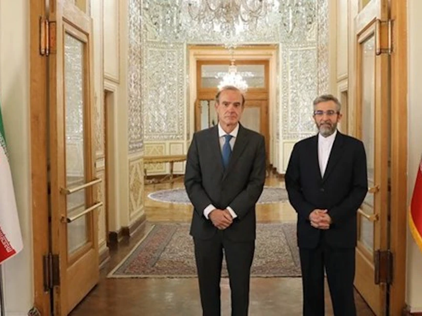 إنريكي مورا نائب وزير خارجية الاتحاد الأوروبي، مع علي باقري كاني نائب وزير الخارجية الإيراني في طهران. 14 أكتوبر 2021. - وكالة فارس