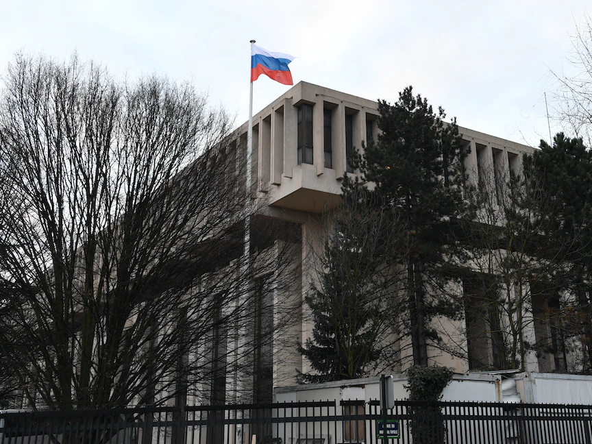 العلم الروسي على مقر سفارة موسكو في العاصمة الفرنسية باريس - 14 فبراير 2017 - AFP