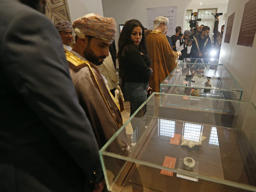 ضيوف يحضرون افتتاح معرض الآثار العمانية في المتحف الوطني بالعاصمة السورية دمشق في 1 نوفمبر 2021 - AFP