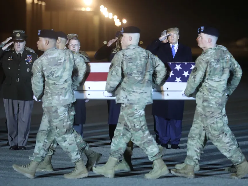 ترامب يؤدي التحية خلال نقل رفات ضابط أميركي قُتل في حادث طائرة في أفغانستان 2019. - REUTERS
