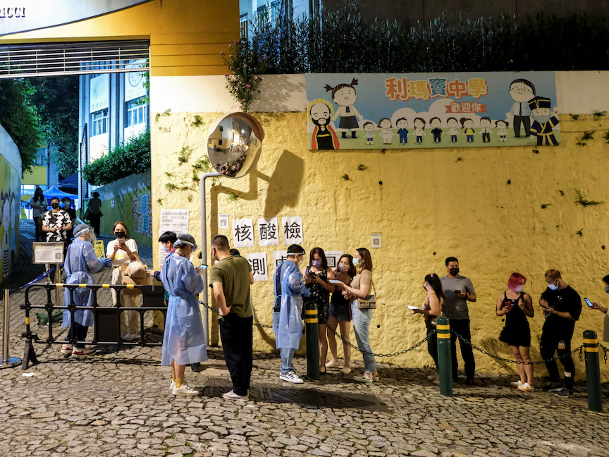 أشخاص يصطفون في طابور لإجراء فحص فيروس كورونا في ماكاو بالصين - 19 يونيو 2022 - REUTERS