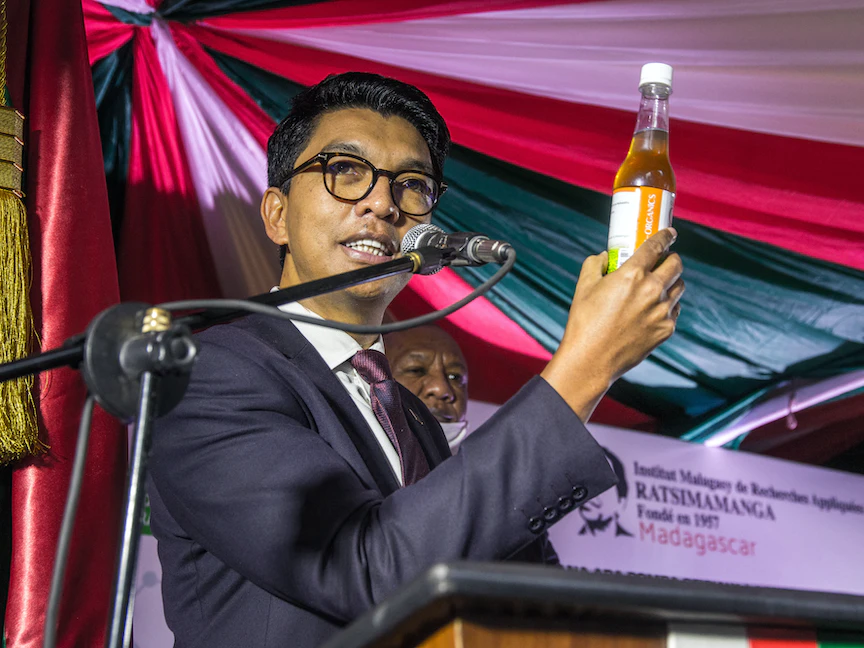 رئيس إفريقي يقترح "مشروب كورونا العضوي" بديلاً للقاح