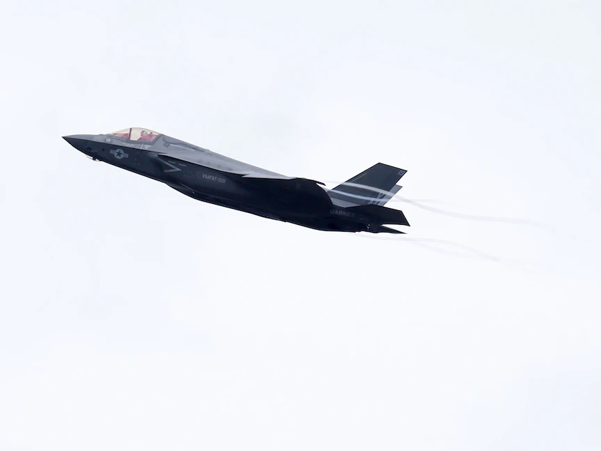 مقاتلة من طراز "إف-35" تحلّق خلال معرض فارنبورو الدولي للطيران بالمملكة المتحدة - 12 يوليو 2016 - Bloomberg