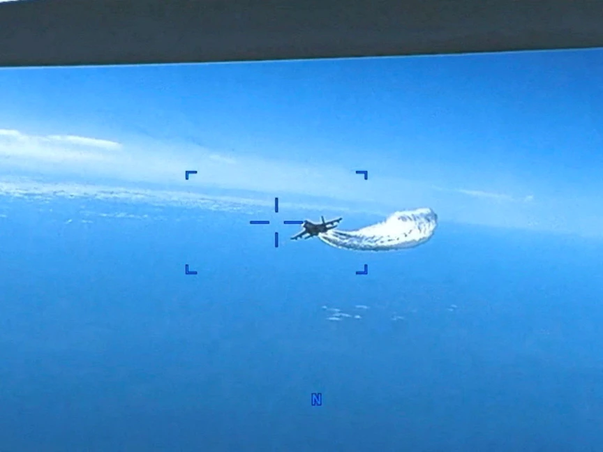 صورة تشرتها القيادة الأميركية الأميركية في أوروبا لاعتراض طائرة مسيرة من قبل مقاتلة روسية فوق البحر الأسود. 14 مارس 2023 - REUTERS