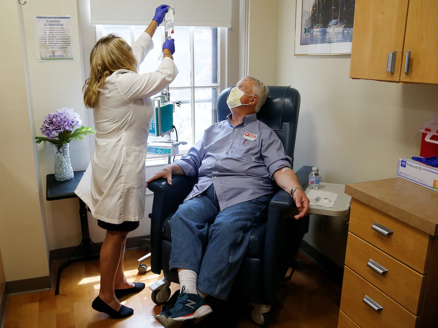 مصاب بمرض ألزهايمر يتلقى العلاج في مستشفى بتلر بولاية رود آيلاند الأميركية. 16 يونيو 2021 - REUTERS