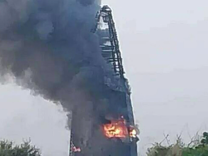 حريق مشتعل في برج شركة النيل الكبرى للبترول بالعاصمة السودانية الخرطوم. 17 سبتمبر 2023 - AFP