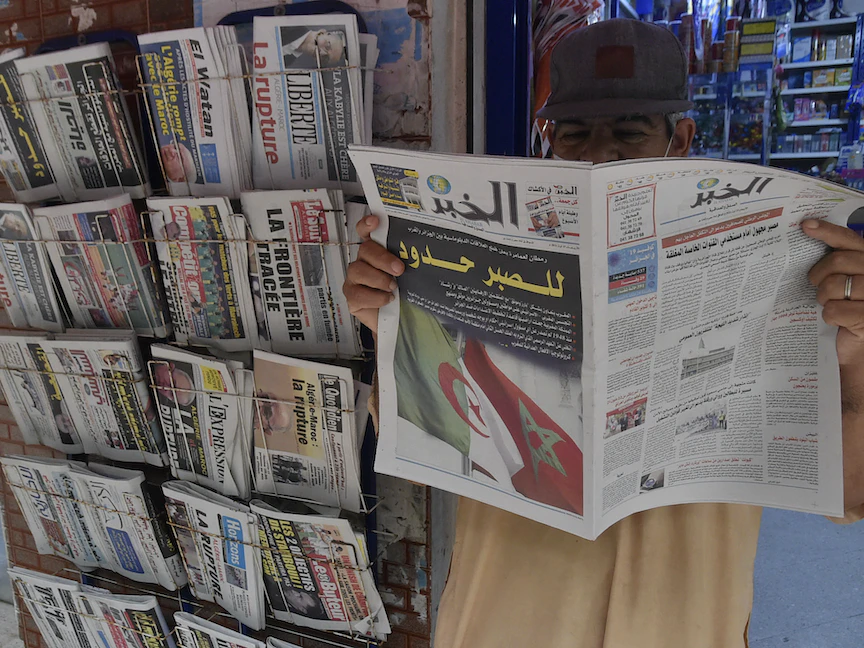 جزائري يحمل صحيفة يومية وعلى صدرها تصريح وزير الخارجية بقطع العلاقات مع المغرب، 25 أغسطس 2021. - AFP