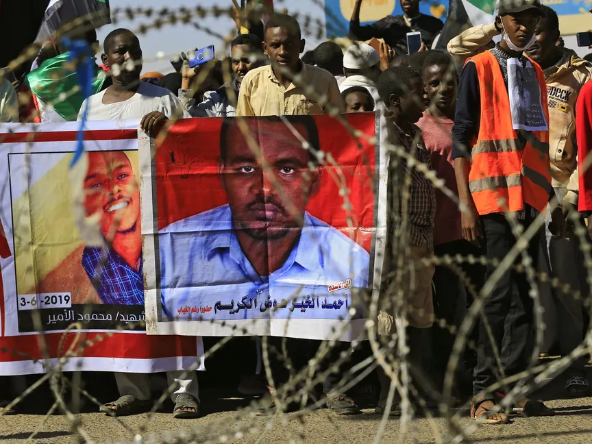 متظاهرون سودانيون يتجمعون أمام محكمة في أم درمان حيث يحاكم ضباط الاستخبارات المتهمون بقتل وتعذيب المعلم السوداني أحمد الخير في 30 ديسمبر 2019 - AFP