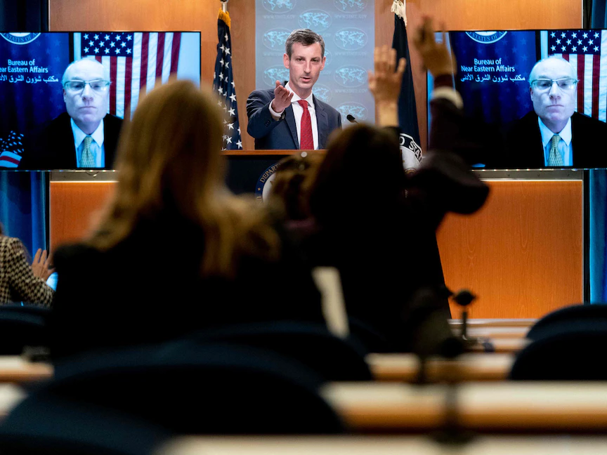 المتحدث باسم الخارجية الأميركية نيد برايس والمبعوث الأميركي لليمن تيموثي ليندركينج خلال مؤتمر صحافي في واشنطن- 16 فبراير 2021 - AFP