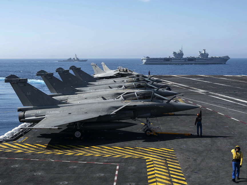 مقاتلات فرنسية من طراز "رافال" على متن حاملة الطائرات شارل ديجول خلال تدريبات في البحر المتوسط - 3 يونيو 2021 - AFP