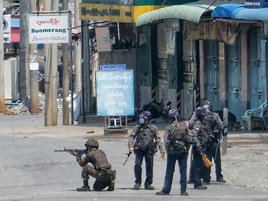 قوات الأمن تقمع احتجاجات بأحد شوارع ولاية شان في ميانمار - 25 مارس 2021 - AFP