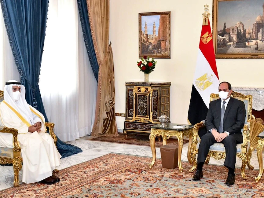 الرئيس المصري عبد الفتاح السيسي خلال استقباله الحجرف في القاهرة، 7 فبراير 2021 - الصفحة الرسمية للمتحدث الرسمي لرئاسة الجمهورية المصرية على فيسبوك