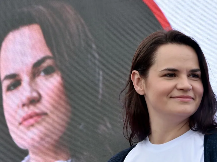 المرشحة الرئاسية سفيتلانا تيخانوفسكايا تقود حملتها الانتخابية في بلدة مالادزشنا شمال غرب مينسك، 31 يوليو 2020 - AFP