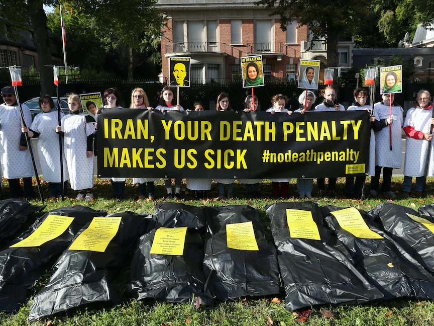 نشطاء في منظمة العفو الدولية خلال اعتصام مناهض للإعدام في إيران - بروكسل - REUTERS