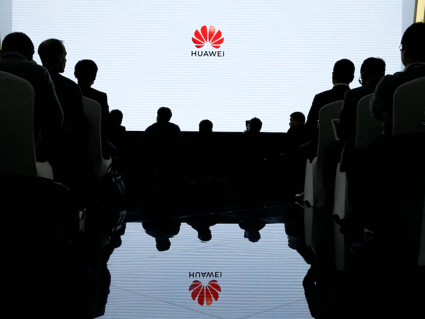 بعض الجماهبر في إحدى فعاليات "هواوي" بالعاصمة الصينية بكين - REUTERS