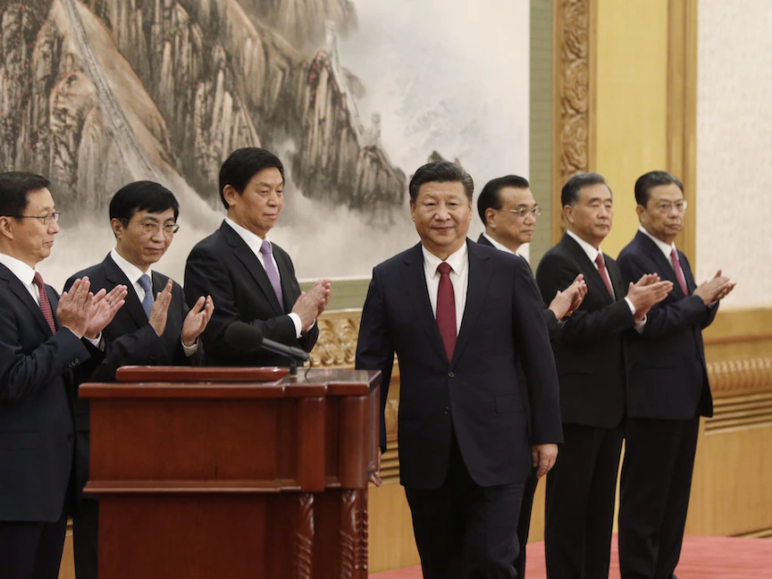 الرئيس الصيني شي جين بينج متوسطاً أعضاء اللجنة الدائمة للمكتب السياسي في الحزب الشيوعي ببكين - 25 أكتوبر 2017 - Bloomberg