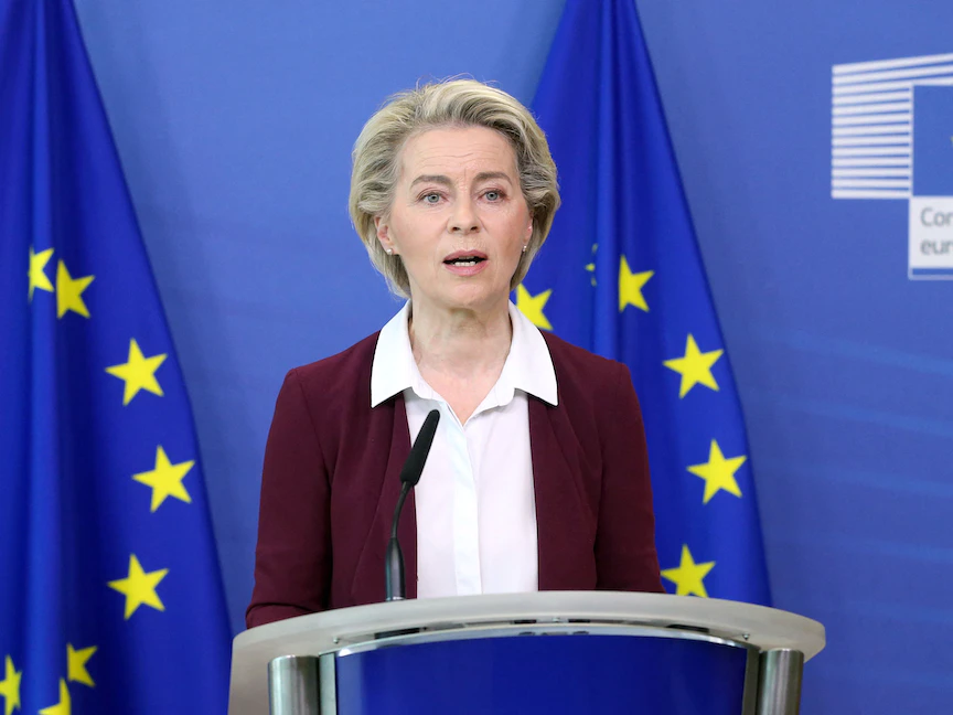 رئيسة المفوضية الأوروبية أورسولا فون دير لاين تتحدث خلال مؤتمر صحافي بمقر الاتحاد الأوروبي في بروكسل - 10 يوليو 2021 - AFP