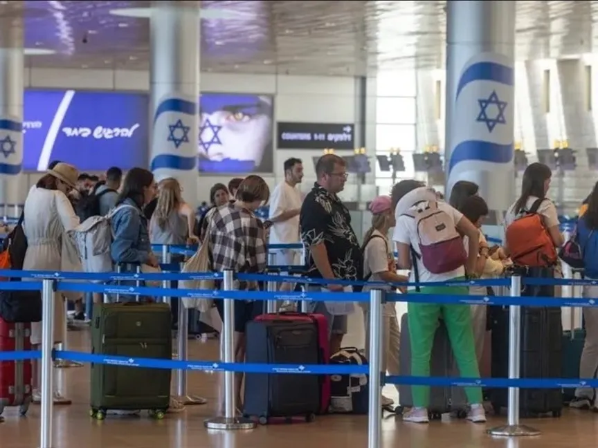 مسافرون ينتظرون عبور نقاط التفتيش بمطار بن جوريون في إسرائيل. - Bloomberg