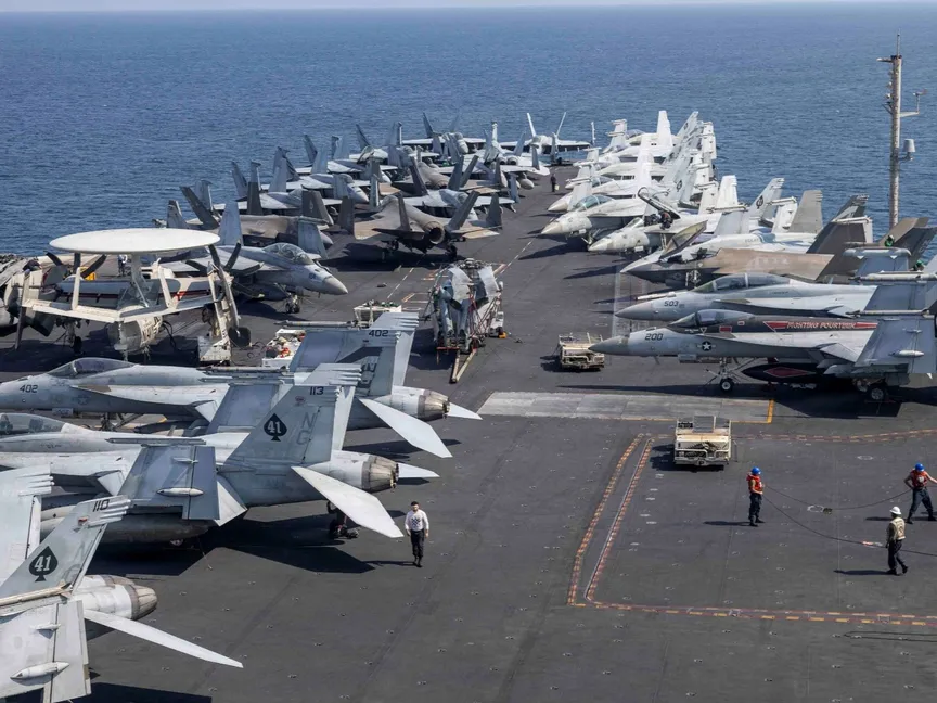 طائرات تابعة للبحرية الأميركية على سطح متن حاملة الطائرات USS Abraham Lincoln خلال حرب إيران في موقع لم يُعلن عنه. 10 مارس 2026 - REUTERS