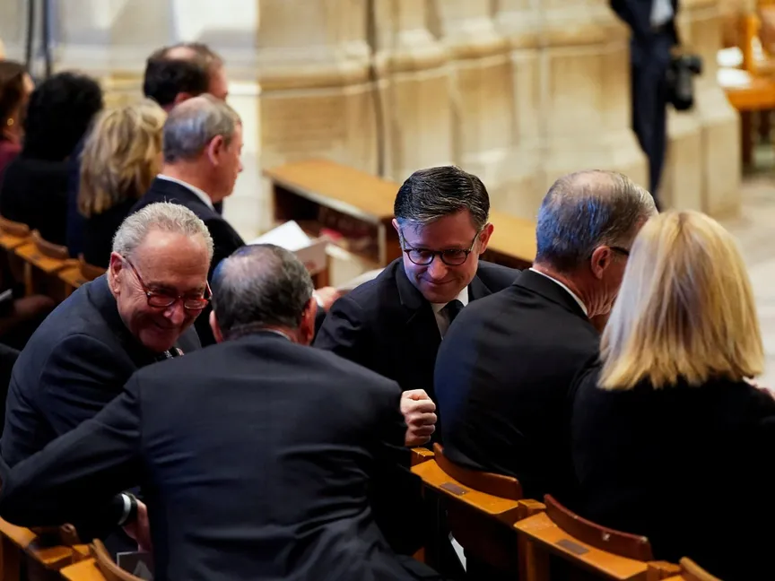 رئيس مجلس النواب الأميركي مايك جونسون وزعيم الأقلية في مجلس الشيوخ تشاك شومر يتحدثان في جنازة الرئيس الأميركي الأسبق جيمي كارتر في كاتدرائية واشنطن الوطنية في واشنطن. 9 يناير 2025 - reuters