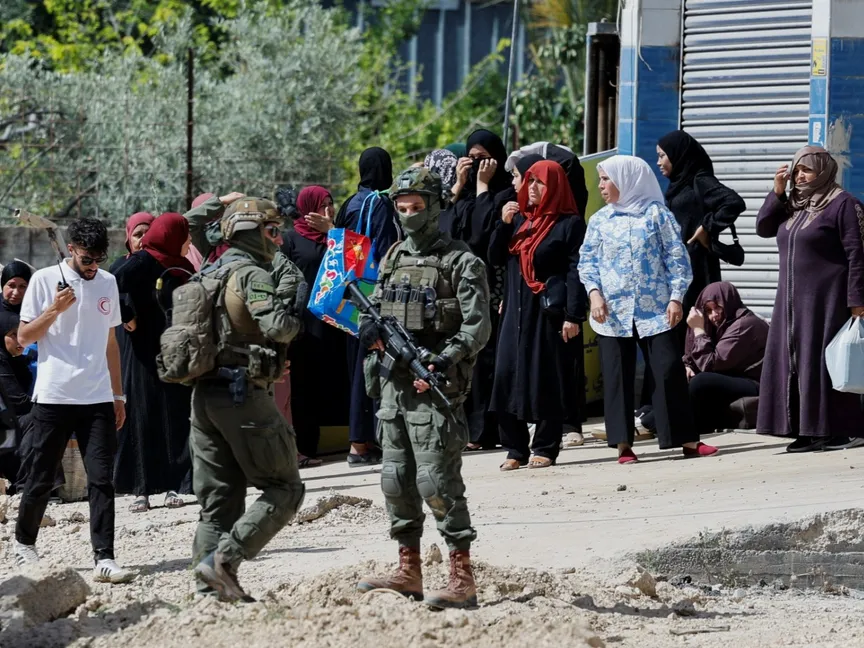 جنود إسرائيليون يمنعون فلسطينيين من دخول مخيم طولكرم في الضفة الغربية المحتلة. 26 مايو 2025 - Reuters