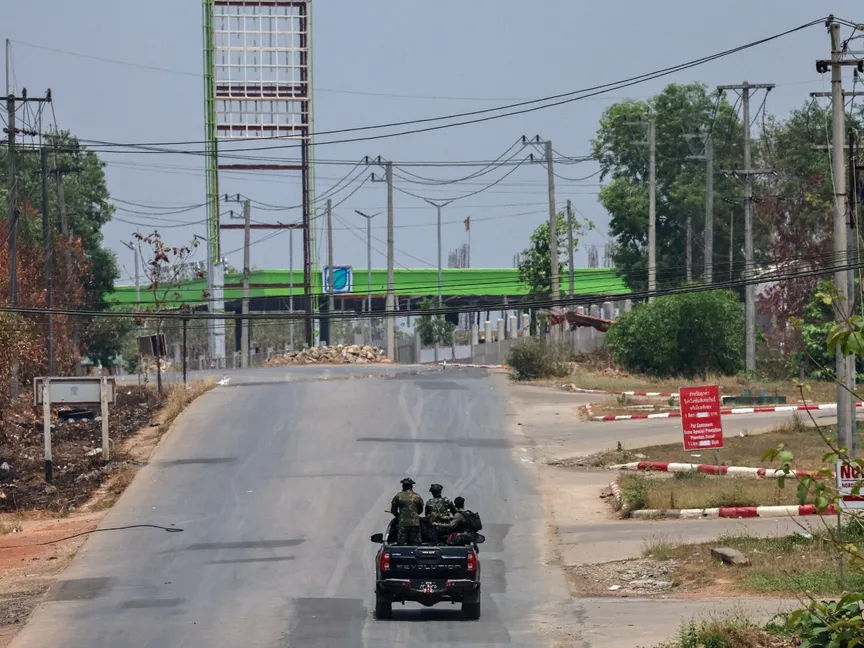 جنود في منطقة مياوادي القريبة من الحدود بين تايلاند وميانمار . 15 أبريل 2024 - REUTERS