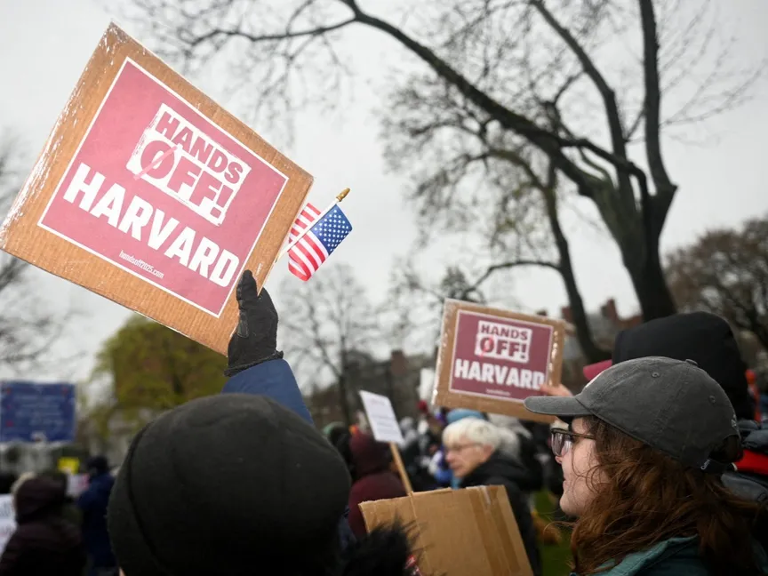 متظاهرون يشاركون في احتجاج لمطالبة قيادة جامعة هارفارد بمقاومة إجراءات الحكومة الفيدرالية في ولاية ماساتشوستس بالولايات المتحدة. 12 أبريل 2025 - Reuters