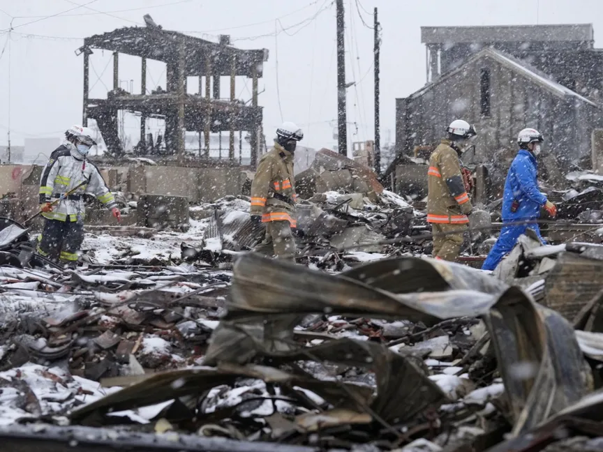 زلزال اليابان.. الثلوج تعقّد مهمة إنقاذ العالقين تحت الأنقاض