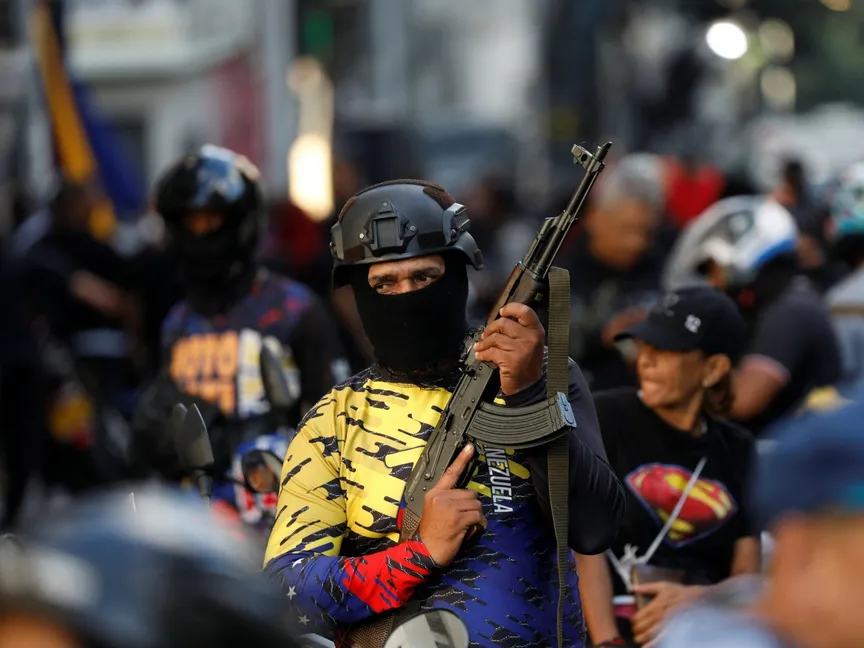 أعضاء ميليشيا "كوليكتيفوس" المسلحة في مسيرة تطالب بالإفراج عن الرئيس الفنزويلي نيكولاس مادورو في كاراكاس بفنزويلا. 4 يناير 2026 - Reuters