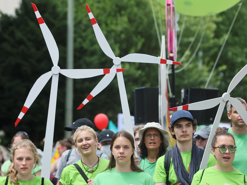 تجمع لعدد من المدافعين عن البيئة في مدينة ميونخ الألمانية - 25 يونيو 2022 - REUTERS