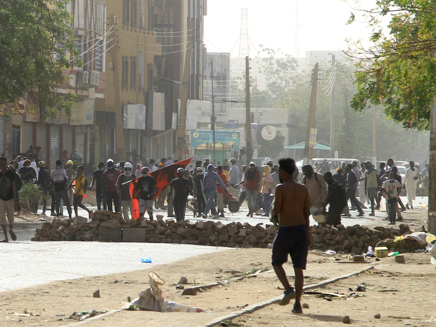 شرطة مكافحة الشغب السودانية تطلق الغاز المسيل للدموع على متظاهرين في الخرطوم يطالبون بالحكم المدني- 8 فبراير 2023 - AFP