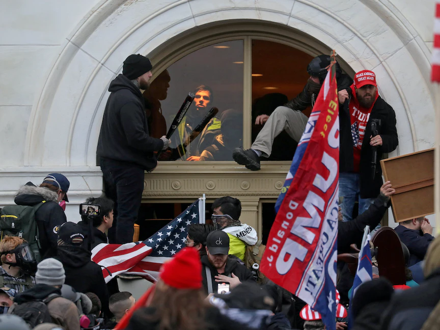 أنصار الرئيس السابق دونالد ترمب خلال اقتحام مبنى الكابيتول في واشنطن - 6 يناير 2021 - REUTERS
