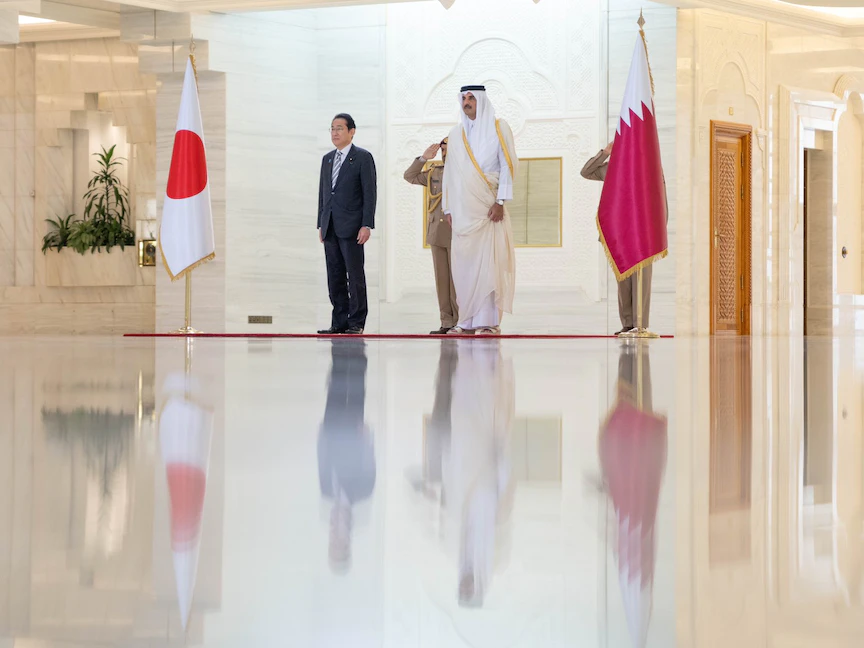 الشيخ تميم بن حمد آل ثاني لحظة استقبال رئيس الوزراء الياباني فوميو كشيدا في الدوحة. 18 يوليو 2023 - @TamimBinHamad