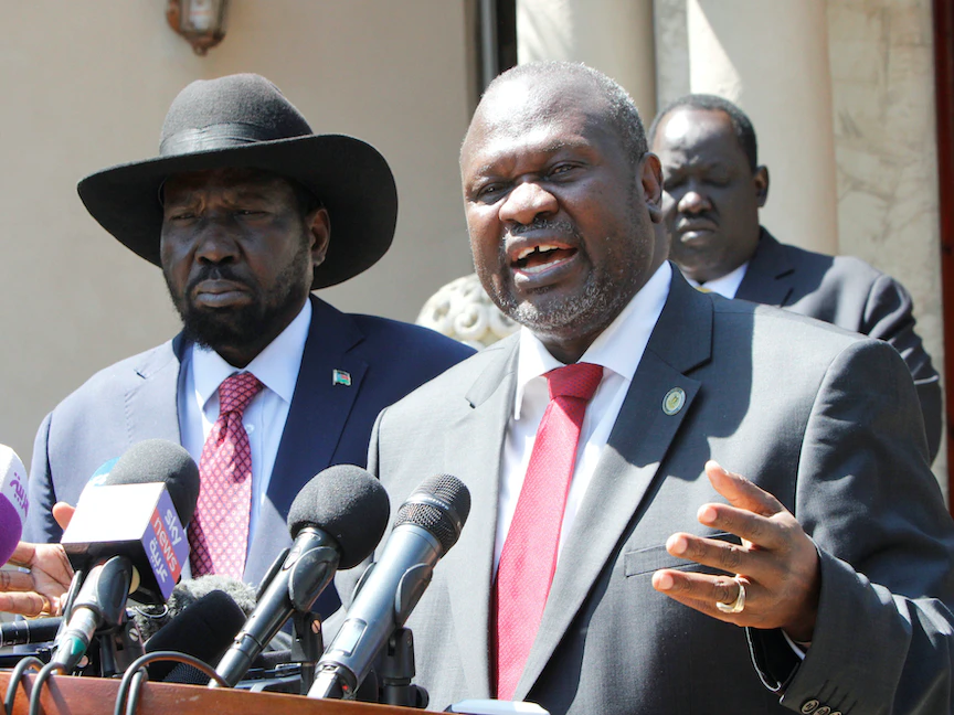 رئيس جنوب السودان سالفاكير (يسار) ونائبه رياك مشار في جوبا - 17 ديسمبر 2019 - REUTERS