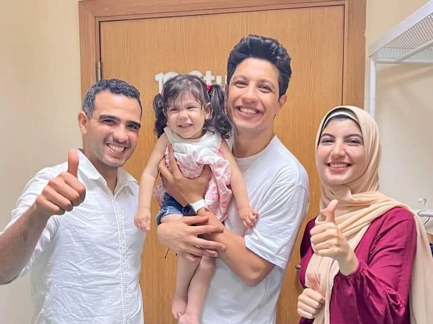 الطفلة رقية وأسرتها يعبرون عن فرحتهم بجمع المبلغ اللازم لعلاجها من مرض ضمور العضلات الشوكي - Twitter