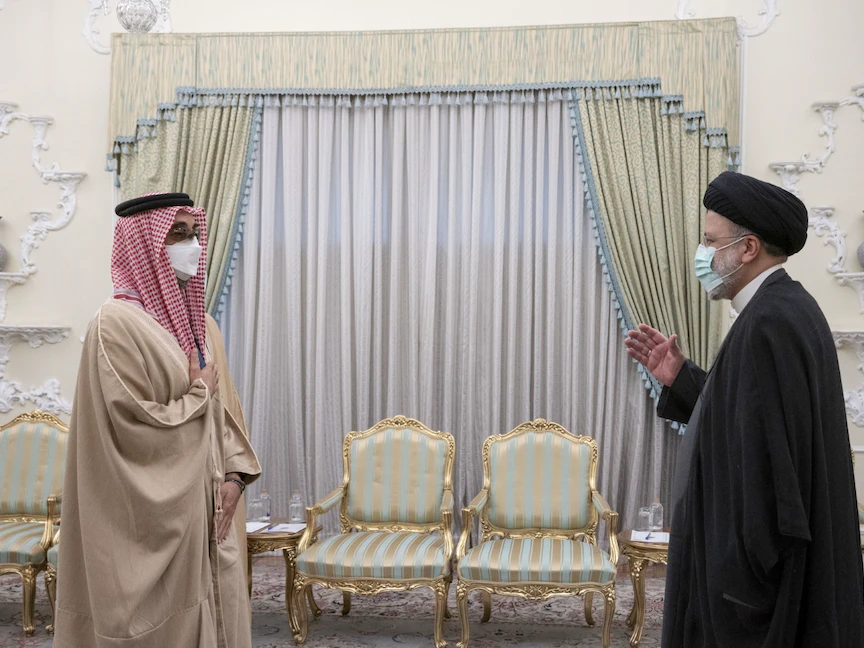 الإمارات: نبحث إرسال سفير إلى إيران ولن نكون في محور ضدها