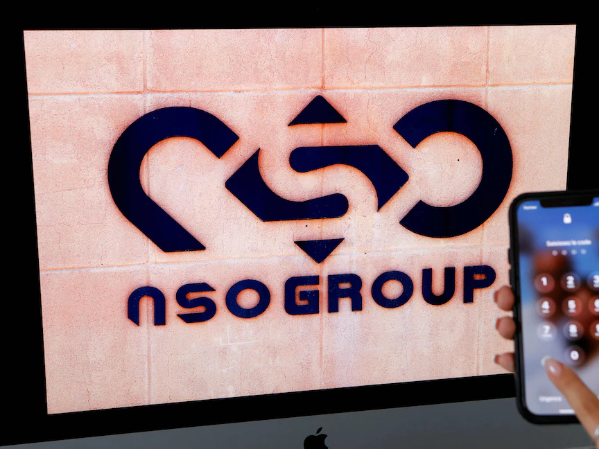 هاتف محمول قرب شعار شركة "إن إس أو" الإسرائيلية المصنعة لبرنامج "بيجاسوس" للتجسس في مدينة ناتانيا الإسرائيلية- 9 فبراير 2022 - AFP