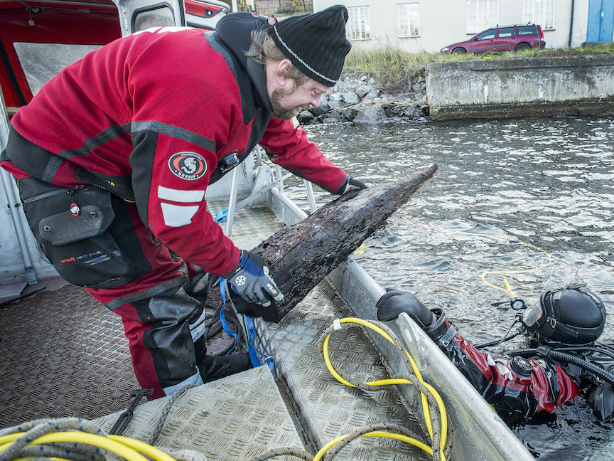 علماء الآثار البحرية أثناء قيامهم بفحص حطام السفن الكبيرة الموجودة خارج أرخبيل ستوكهولم وتوثيقها وأخذها - AFP