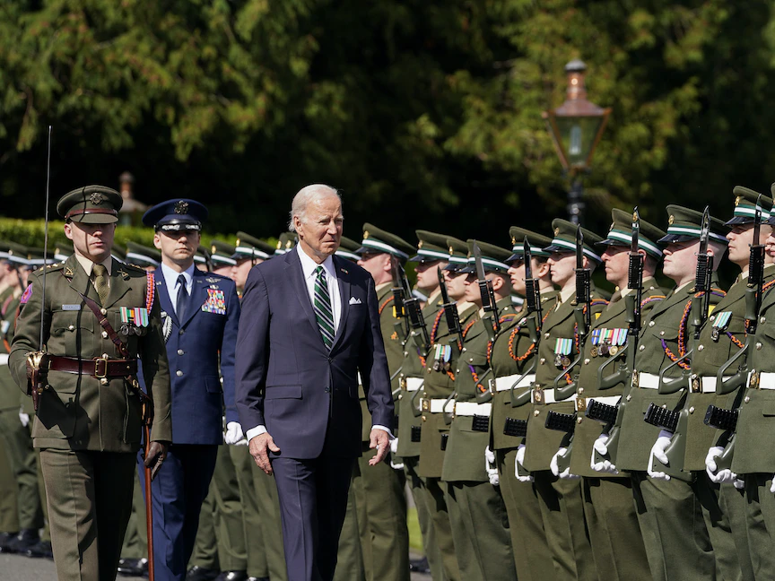 الرئيس الأميركي جو بايدن يصل إلى إيرلندا. 13 أبريل 2023 - REUTERS