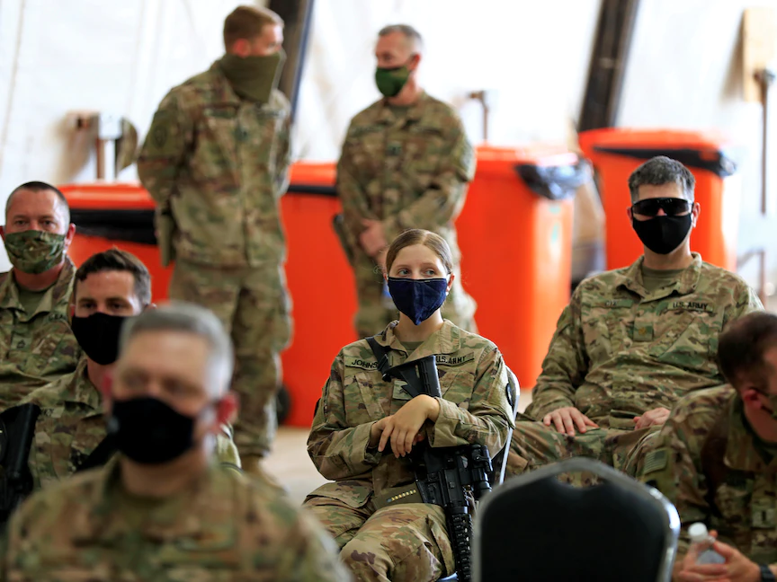 جنود أميركيون خلال مراسم تسليم قاعدة التاجي العسكرية من قوات التحالف بقيادة الولايات المتحدة إلى قوات الأمن العراقية في قاعدة شمالي بغداد بالعراق - 23 أغسطس 2020 - REUTERS