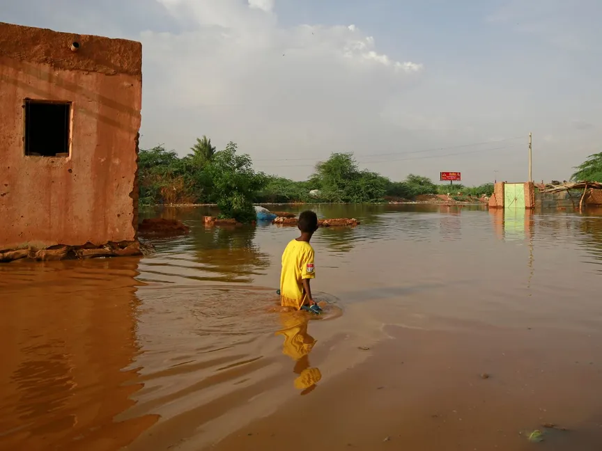 طفل سوداني أمام منطقة مغمورة بالمياه في الخرطوم ـ 26 أغسطس 2020 - AFP