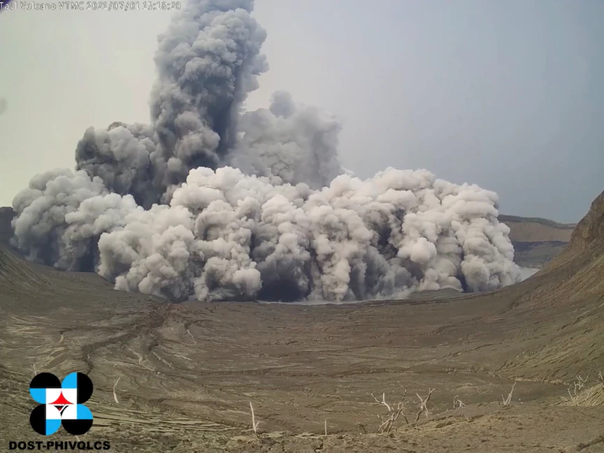 لقطة شاشة من مقطع فيديو يصور لحظة ثوران بركان تال في مقاطعة باتانغاس، الفلبين، 1 يوليو 2021. - REUTERS