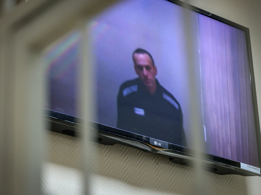 المعارض الروسي أليكسي نافالني في جلسة استماع بمحكمة خارج موسكو، 26 مايو 2021 - AFP