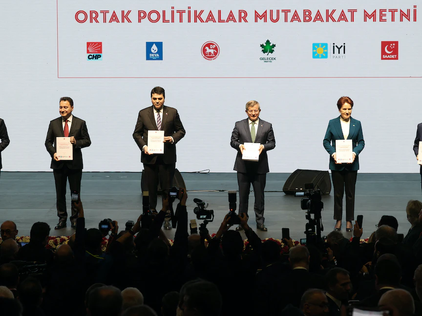 قادة أحزاب المعارضة في تركيا خلال تقديمهم البرنامج الانتخابي في أنقرة. 30 يناير 2023 - AFP