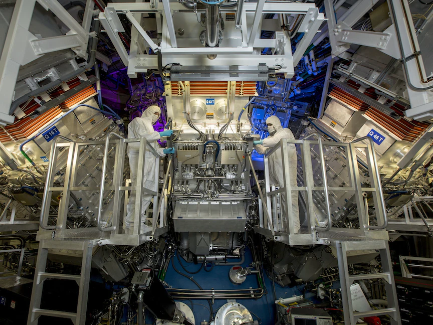 فنيو مركز "ناشيونال إيجنيشن فاسيليتي" لدى تعديل الألياف البصرية لتوليد أشعة الليزر - Twitter/@lasers_llnl