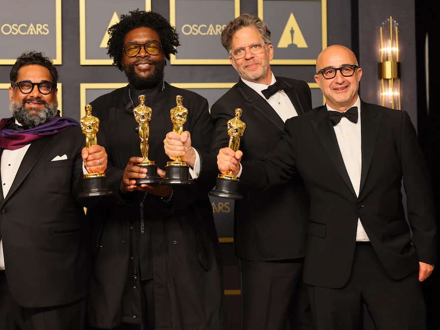 أمير كويستلوف تومسون يتوسط فريق عمل فيلمه الفائز بجائزة الأوسكار كأفضل فيلم وثائقي طويل - 27 مارس 2022 - AFP