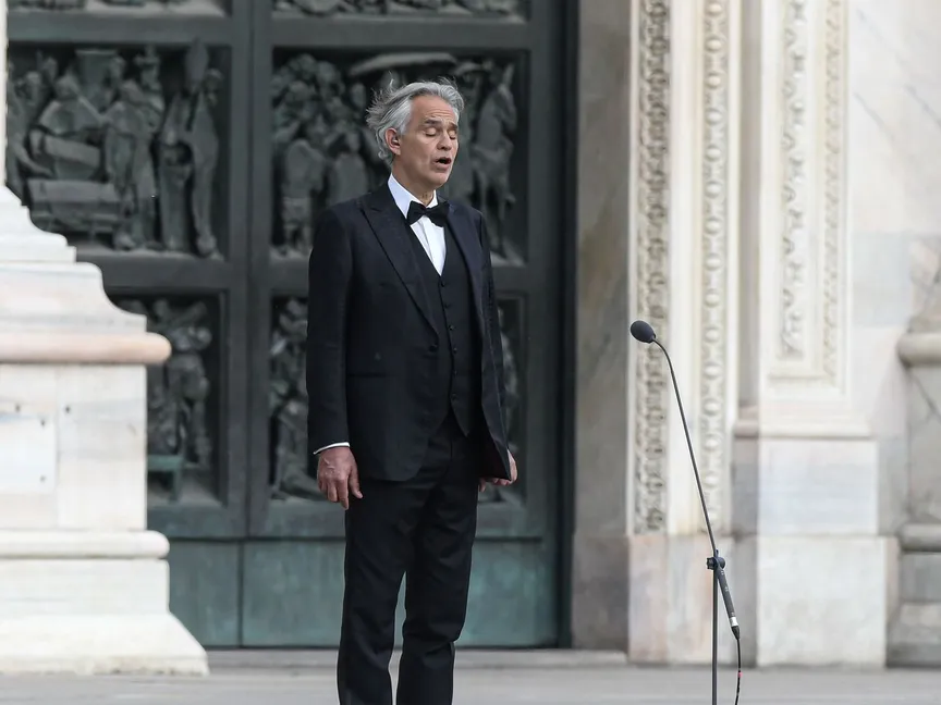 مغنّي الأوبرا الإيطالي أندريا بوتشيلي يُغنّي وحيداً في كاتدرائية دوومو الشهيرة في ميلانو، لرفع معنويّات الإيطاليين. 18أبريل 2020 - AFP