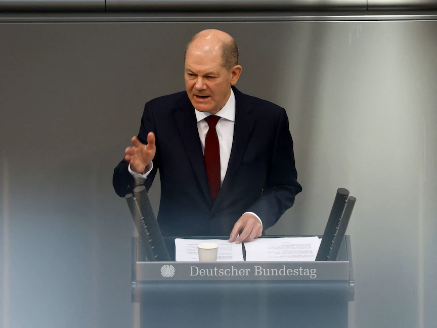 المستشار الألماني أولاف شولتز خلال جلسة استثنائية للبوندستاج في برلين - 27 فبراير 2022 - AFP